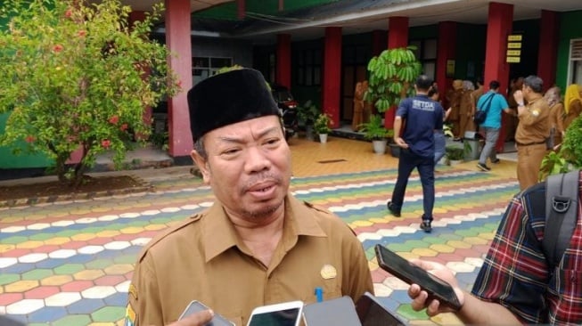 Kepala Dinas Pendidikan dan Kebudayaan atau Dindikbud Kota Serang, Tb Suherman memberi keterangan kepada awak media. [ANTARA/Desi Purnama Sari.]