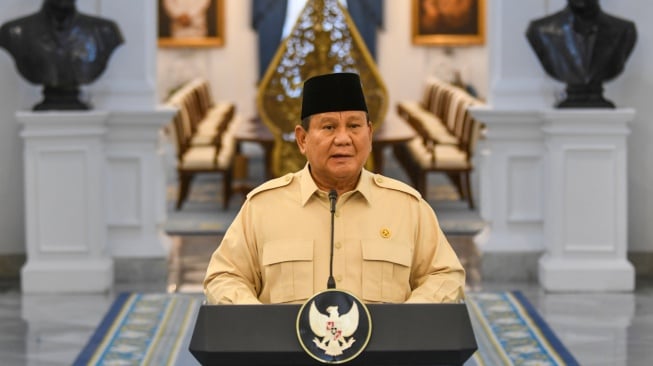 Presiden Prabowo Subianto menyampaikan paparan dalam konferensi pers terkait kebijakan pemerintah untuk rakyat menjelang Hari Raya Idul Fitri di Istana Kepresidenan Jakarta, Jakarta, Selasa (11/3/2025). [ANTARA FOTO/Aditya Pradana Putra/rwa]