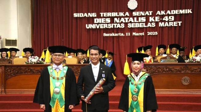 Mentan Amran Dapat Anugerah UNS Awards, Tak Kuasa Menahan Haru Mengenang Peran Besar Sang Ibu