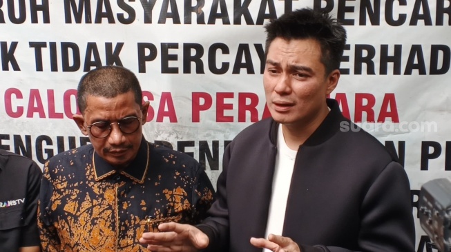 Baim Wong dan Fahmi Bachmid saat menghadiri sidang lanjutan cerai dari Paula Verhoeven di Pengadilan Agama Jakarta Selatan, Rabu (12/3/2025). [Suara.com/Adiyoga Priyambodo]