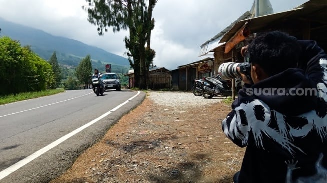 Cekrek! Kisah Fotografer Sunmori Berburu Cuan di Jalur Magelang-Kopeng