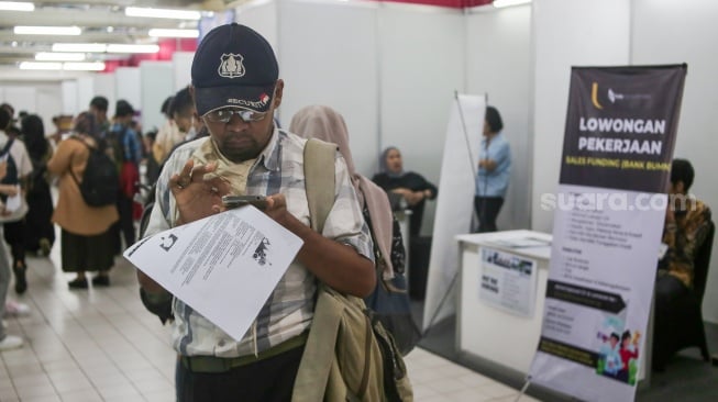 Warga mencari lowongan pekerjaan di acara Jakarta Job Fair di Mal Thamrin City, Jakarta, Rabu (12/3/2025). [Suara.com/Alfian Winanto]