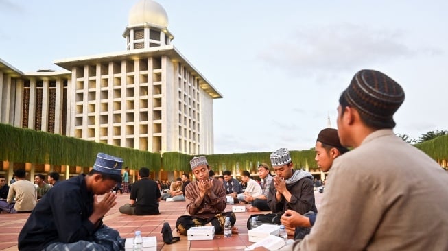 Umat muslim menunggu waktu berbuka puasa pada hari pertama Ramadhan di Masjid Istiqlal, Jakarta, Sabtu (1/3/2025). Masjid Istiqlal menyediakan 4.000 porsi makanan gratis untuk berbuka puasa yang diberikan kepada warga setiap hari selama bulan Ramadhan. ANTARA FOTO/Rivan Awal Lingga/YU