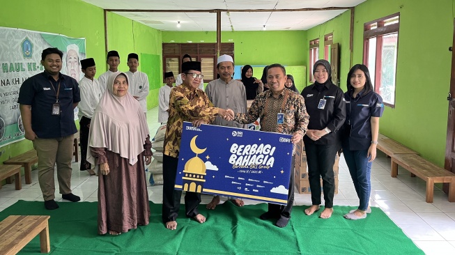 BRI Purwodadi melalui program BRI Peduli menyalurkan bantuan sosial berupa paket sembako kepada anak yatim dan piatu di Kabupaten Grobogan. [Dok BRI]