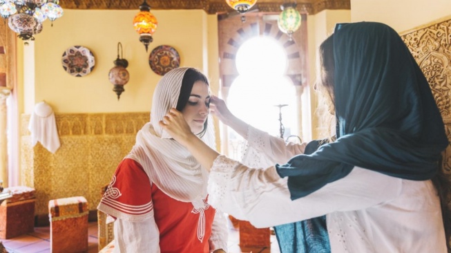 Ilustrasi Muslimah bersiap melaksanakan sholat idul fitri. (Freepik)
