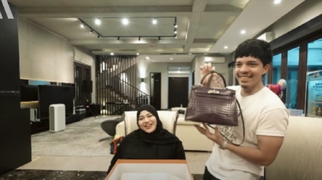 Momen Atta Halilintar kasih tas Hermes ke Aurel Hermansyah. [YouTube/AH]