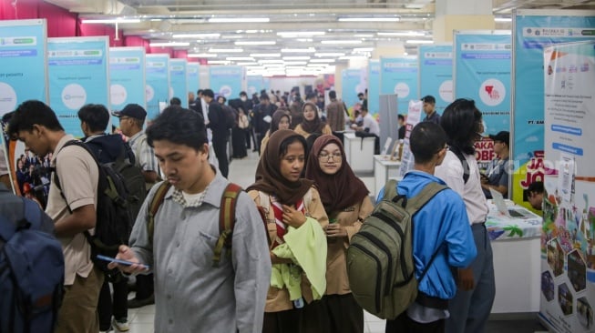 Warga mencari lowongan pekerjaan di acara Jakarta Job Fair di Mal Thamrin City, Jakarta, Rabu (12/3/2025). [Suara.com/Alfian Winanto]