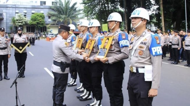 Kapolda Metro Jaya Irjen Pol. Karyoto saat melaksanakan Upacara pemberhentian tidak dengan hormat (PTDH) terhadap empat anggotanya, di Jakarta, Rabu (12/3/2025). ANTARA/HO-Humas Polda Metro Jaya