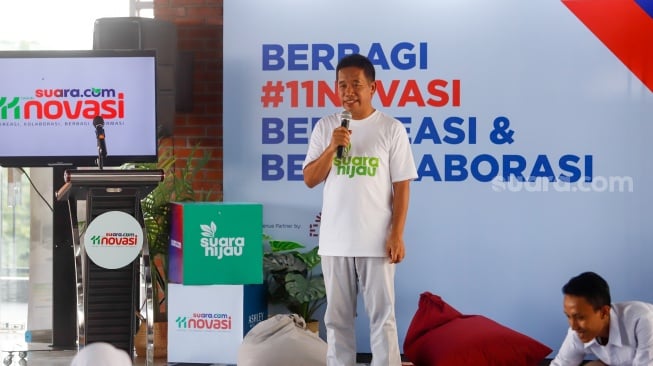 PPemimpin Redaksi Suara.com Suwarjono memberikan sambutan saat acara buka bersama sekaligus perayaan HUT Suara.com yang ke-11 tahun  di EST Community Space, Jakarta, Selasa (11/3/2025).  [Suara.com/Alfian Winanto]