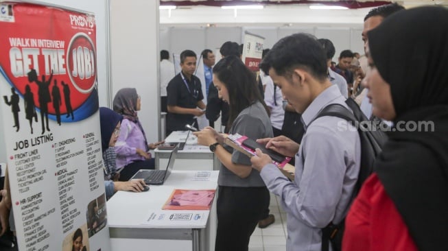 Warga mencari lowongan pekerjaan di acara Jakarta Job Fair di Mal Thamrin City, Jakarta, Rabu (12/3/2025). [Suara.com/Alfian Winanto]