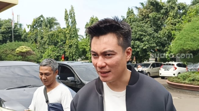 Baim Wong saat menghadiri sidang lanjutan cerai dari Paula Verhoeven di Pengadilan Agama Jakarta Selatan, Rabu (12/3/2025). [Suara.com/Adiyoga Priyambodo]