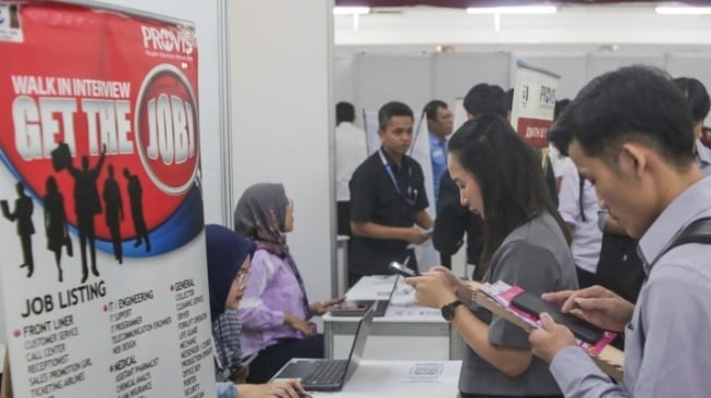 Warga mencari lowongan pekerjaan di acara Jakarta Job Fair di Mal Thamrin City, Jakarta, Rabu (12/3/2025). [Suara.com/Alfian Winanto]