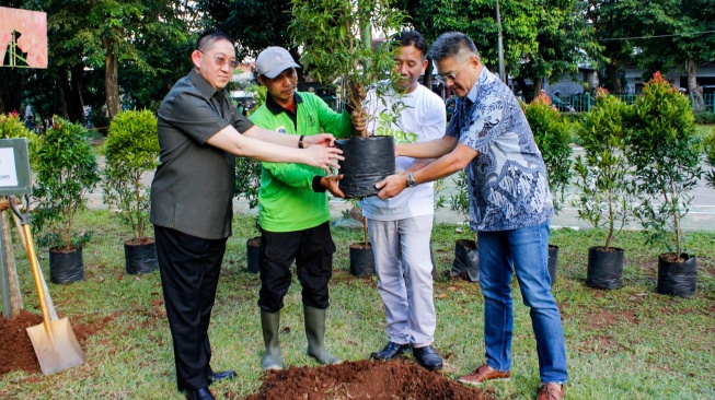 Pemimpin Redaksi Suara.com, Suwarjono (kedua kanan), Komisaris Utama Arkadia Digital Media Stephen Sulistyo (kiri) dan Komisaris Iwa Karunia (kanan) menanam pohon saat perayaan HUT Suara.com yang ke-11 tahun di Taman Intirub, Jakarta, Selasa (11/3/2025). [Suara.com/Alfian Winanto]