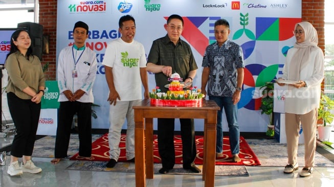 Pemimpin Redaksi Suara.com, Suwarjono (ketiga kiri), Komisaris Utama Arkadia Digital Media Stephen Sulistyo (ketiga kanan) dan Komisaris Iwa Karunia (kedua kanan) memotong tumpeng  saat acara buka bersama sekaligus perayaan HUT Suara.com yang ke-11 tahun  di EST Community Space, Jakarta, Selasa (11/3/2025).  [Suara.com/Alfian Winanto]