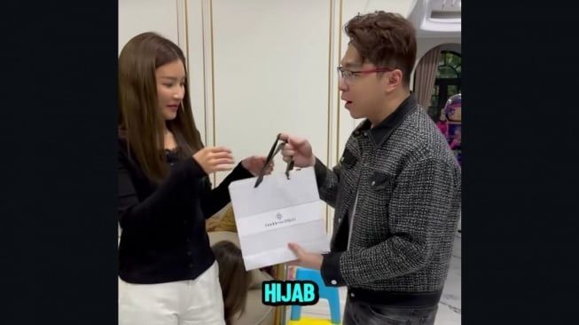 Richard Lee kasih hadiah hijab ke Sarwendah [Instagram]