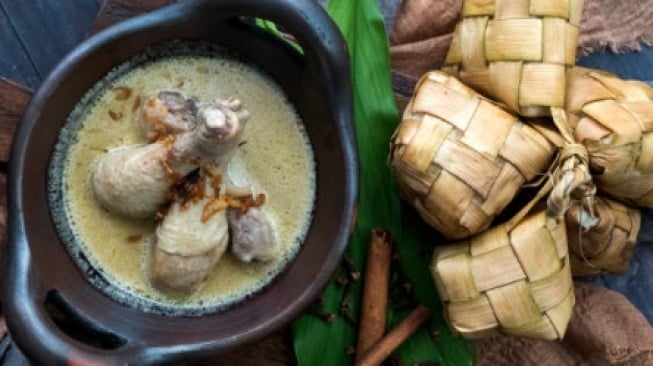 Bikin Opor Ayam Kampung yang Empuk Tanpa Ribet! Coba Trik Ini