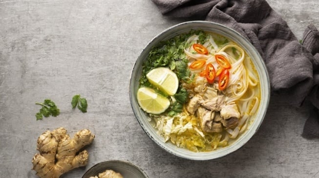 Menu makanan dan kuliner nusantara, soto kuning yang bisa menjadi menu berbuka puasa. (Freepik)