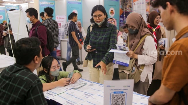 Warga mencari lowongan pekerjaan di acara Jakarta Job Fair di Mal Thamrin City, Jakarta, Rabu (12/3/2025). [Suara.com/Alfian Winanto]