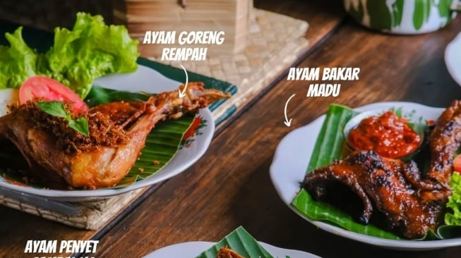 Beberapa makanan olahan ayam di warung milik Andre Taulany, Warung Kondre. (Instagram)