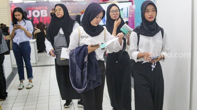 Warga mencari lowongan pekerjaan di acara Jakarta Job Fair di Mal Thamrin City, Jakarta, Rabu (12/3/2025). [Suara.com/Alfian Winanto]