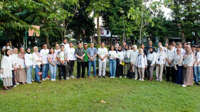 Pemimpin Redaksi Suara.com Suwarjono,  Komisaris Utama Arkadia Digital Media Stephen Sulistyo dan Komisaris Iwa Karunia serta seluruh redaksi Suara.com foto bersama usai penanaman pohon saat perayaan HUT Suara.com yang ke-11 tahun di Taman Intirub Jakarta, Selasa (11/3/2025).  [Suara.com/Alfian Winanto]