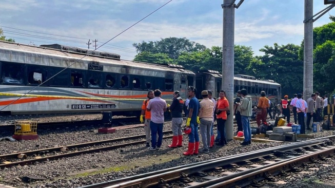 Petugas dan pihak kepolisian menangani kebakaran tiga gerbong KA di Stasiun Yogyakarta, Rabu(12/3/2025). [Kontributor Suarajogja.id/Putu]