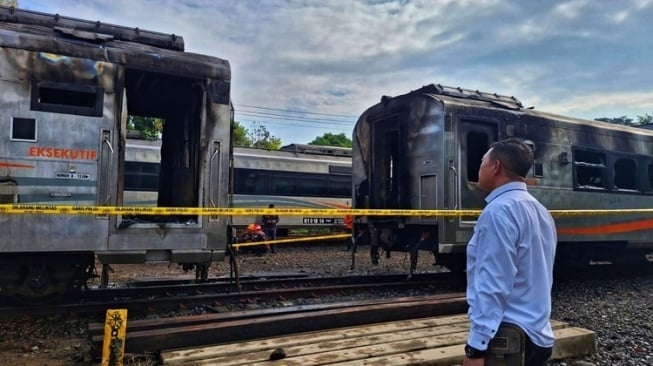 Tiga gerbong KA Eksekutif yang terbakar di Stasiun Yogyakarta, Rabu (12/3/2025). [Kontributor Suarajogja.id/Putu]