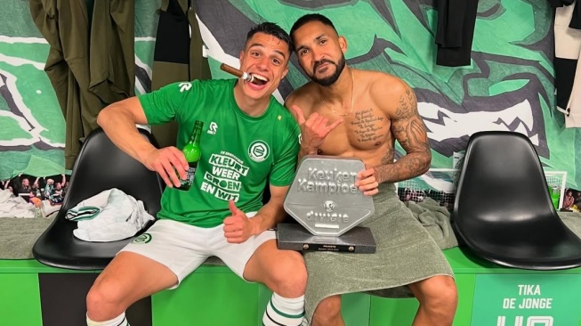 Pemain baru Timnas Indonesia, Joey Pelupessy saat merayakan gelar juara bersama FC Groningen. [Dok. IG Joey Pelupessy]