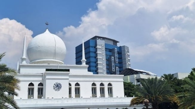 Lebih dari 30 Tahun Berbuka di Sini! Kisah Jamaah Setia Iktikaf di Masjid Al-Azhar