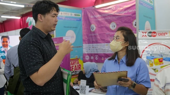 Warga mencari lowongan pekerjaan di acara Jakarta Job Fair di Mal Thamrin City, Jakarta, Rabu (12/3/2025). [Suara.com/Alfian Winanto]