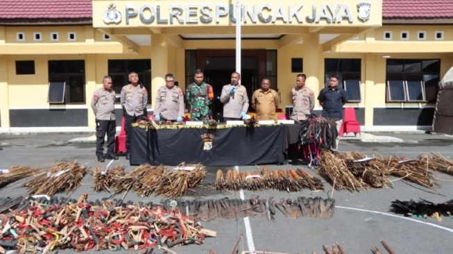 Kapolda Papua Tengah Brigjen Pol Alfred Papare menunjukan ribuan senjata tajam tradisional seperti busur dan anak panah yang diamankan di Mulia, ibukota Kabupaten Puncak Jaya. (Foto Dok Polres Puncak Jaya)