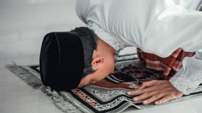 Ilustrasi Sholat - Bacaan Sholat Maghrib (Unsplash)