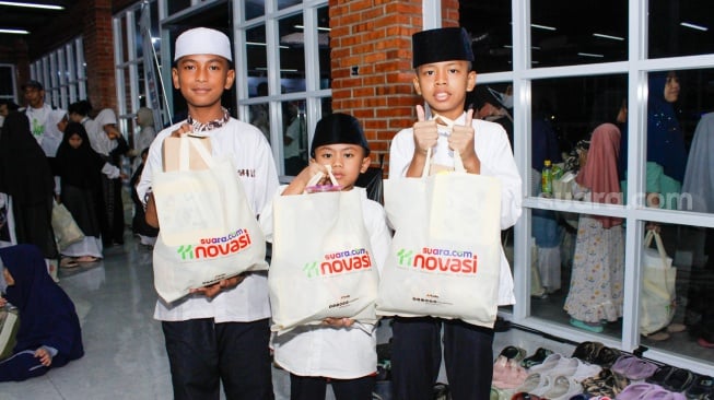 Para Santri dari Yayasan Panti Asuhan Indonesia menerima santunan usai acara buka bersama sekaligus perayaan HUT Suara.com yang ke-11 tahun  di EST Community Space, Jakarta, Selasa (11/3/2025).  [Suara.com/Alfian Winanto]