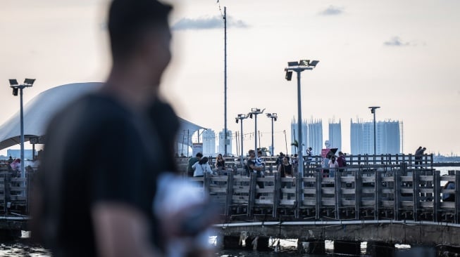 Warga bersantai di Le Bridge, Taman Impian Jaya Ancol, Jakarta, Sabtu (1/3/2025). PT Pembangunan Jaya Ancol Tbk menggratiskan tiket masuk bagi masyarakat yang ingin berbuka puasa dan ngabuburit di kawasan Ancol selama bulan Ramadhan 1446 Hijriah mulai pukul 17.00 WIB hingga 23.00 WIB pada periode 1 Maret hingga 28 Maret 2025. ANTARA FOTO/Bayu Pratama S/YU