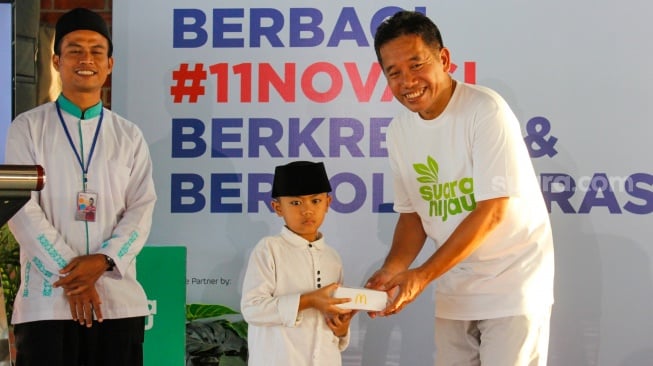 Pemimpin Redaksi Suara.com, Suwarjono memberikan santunan kepada yayasan Panti Asuhan Indonesia saat acara buka bersama sekaligus perayaan HUT Suara.com yang ke-11 tahun  di EST Community Space, Jakarta, Selasa (11/3/2025).  [Suara.com/Alfian Winanto]