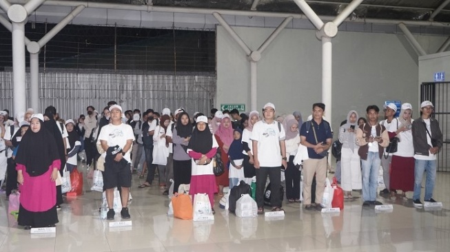 Ilustrasi: Sejumlah penumpang antre masuk kapal Pelni untuk mudik gratis [Suara.com/ANTARA]