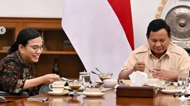 Menteri Keuangan Sri Mulyani terlihat girang saat menikmati menu berbuka puasa bersama Presiden Prabowo Subianto di Istana Negara, Jakarta. (foto dok. sekretariat kabinet)