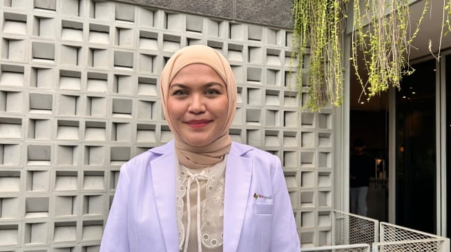 Dokter Spesialis Dermatologi & Venereologi Eka Hospital Permata Hijau, dr. Prissilma Tania Jordi,Sp.DVE saat diwawancarai di Jakarta Selatan (Suara.com/Dini Afrianti Efendi)