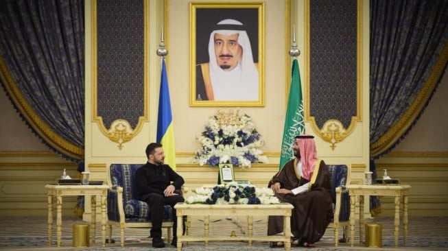 Presiden Ukraina Volodymyr Zelenskyy saat bertemu Putra Mahkota Kerajaan Arab Saudi, Muhammad bin Salman Al Saud. (x.com)