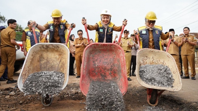 Wakil Gubernur Lampung Jihan Nurlela melakukan ground breaking perbaikan ruas jalan Jabung-Simpang Maringgai di Kabupaten Lampung Timur mencapai Rp10,8 miliar. [ANTARA]