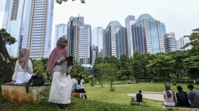 Warga menikmati pemandangan di Hutan Kota GBK, Jakarta, Minggu (2/3/2025). Warga memanfaatkan Hutan Kota GBK sebagai lokasi untuk ngabuburit atau menunggu waktu berbuka puasa yang dapat dikunjungi secara gratis dengan menikmati pemandangan gedung-gedung bertingkat. ANTARA FOTO/Hafidz Mubarak A/nym.