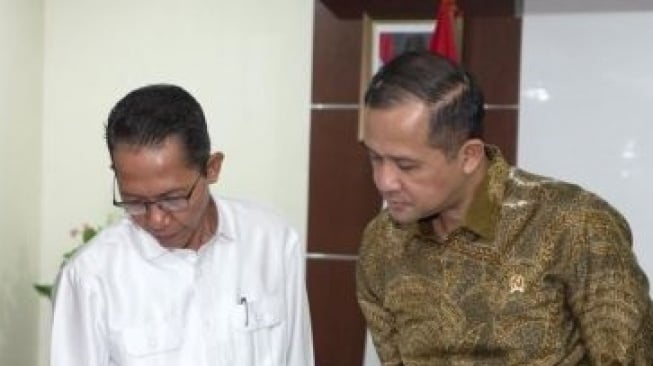 Wali Kota Batam ex officio Kepala BP Batam, Amsakar Achmad mendampingi Menteri Transmigrasi (Mentrans) Iftitah Sulaiman Suryanagara saat berkunjung ke Rempang Eco City [antara]