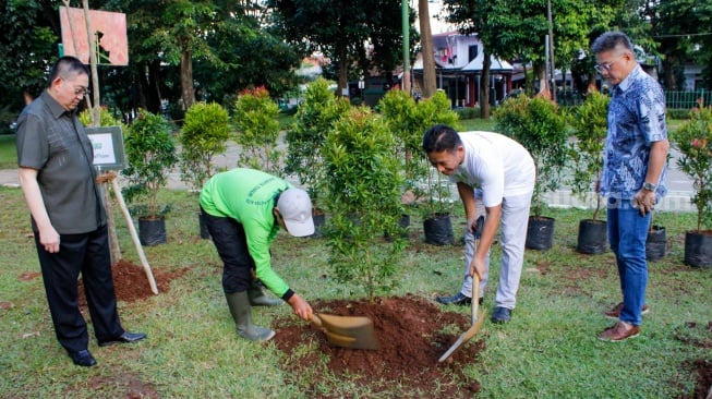 Pemimpin Redaksi Suara.com, Suwarjono (kedua kanan), Komisaris Utama Arkadia Digital Media Stephen Sulistyo (kiri) dan Komisaris Iwa Karunia (kanan) menanam pohon saat perayaan HUT Suara.com yang ke-11 tahun di Taman Intirub Jakarta, Selasa (11/3/2025). [Suara.com/Alfian Winanto]