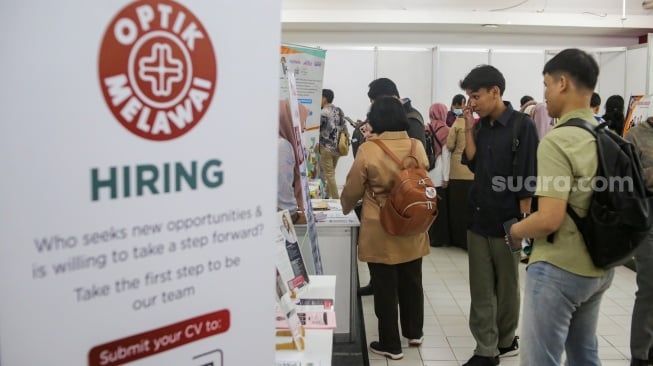 Warga mencari lowongan pekerjaan di acara Jakarta Job Fair di Mal Thamrin City, Jakarta, Rabu (12/3/2025). [Suara.com/Alfian Winanto]