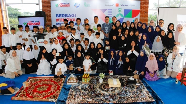 Pemimpin Redaksi Suara.com, Suwarjono, Komisaris Utama Arkadia Digital Media Stephen Sulistyo dan Komisaris Iwa Karunia Foto bersama para santri dari Yayasan Panti Asuhan Indonesia saat acara buka bersama sekaligus perayaan HUT Suara.com yang ke-11 tahun  di EST Community Space, Jakarta, Selasa (11/3/2025).  [Suara.com/Alfian Winanto]