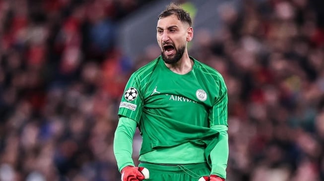 Kiper PSG, Gianluigi Donnarumma menepis dua tendangan pemain Liverpool di Liga Champions. Ia menjadi kiper panutan pemain timnas Indonesia, Emil Audero. (Instagram/@433)