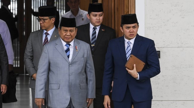 Presiden Prabowo Subianto didampingi Sekretaris Kabinet (Seskab) Teddy Indra Wijaya (kanan) di Pangkalan Udara TNI AU Halim Perdanakusuma, Jakarta, Selasa (11/3/2025). [ANTARA FOTO/Galih Pradipta].