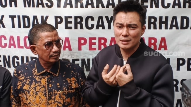 Baim Wong dan Fahmi Bachmid saat menghadiri sidang lanjutan cerai dari Paula Verhoeven di Pengadilan Agama Jakarta Selatan, Rabu (12/3/2025). [Suara.com/Adiyoga Priyambodo]