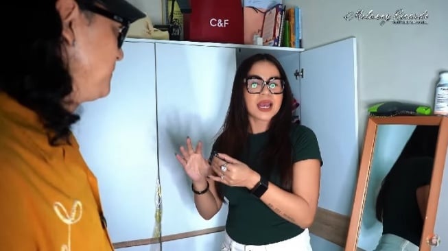 Potret kos Nunung. (YouTube/Melaney Ricardo)