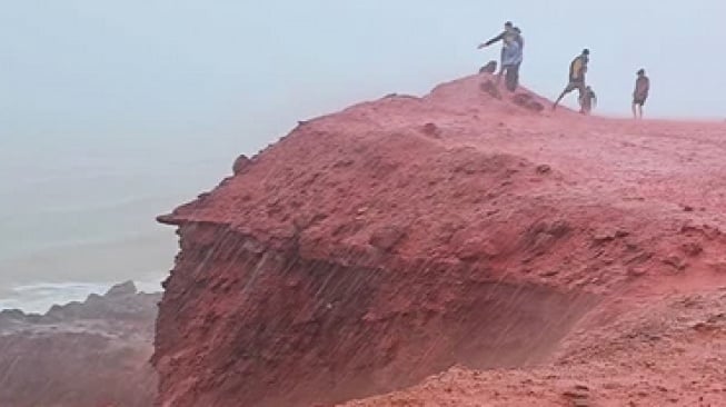 Viral! Pantai di Iran Mendadak Berwarna Merah Darah Setelah Hujan, Apa yang Terjadi?